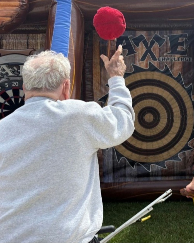 Fort-Myers-Resident-axe-throwing