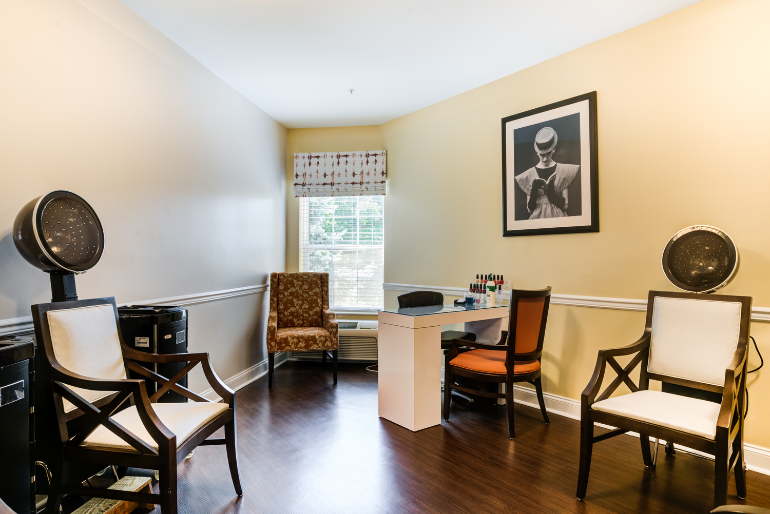 A welcoming on-site salon at Arbor Terrace Herndon with a styling chair, mirror, and natural light, offering convenient personal care services for residents of this Herndon, VA senior community.