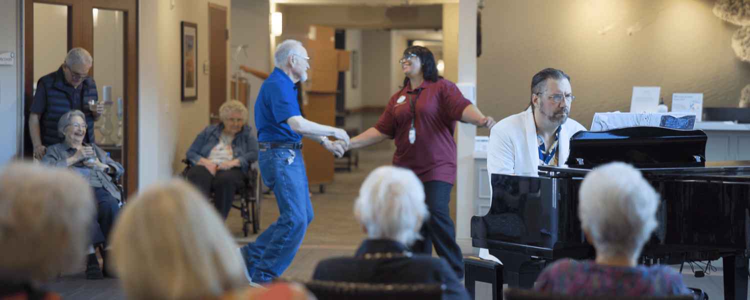 arbor-terrace-lakeway-residents-dancing-two-1