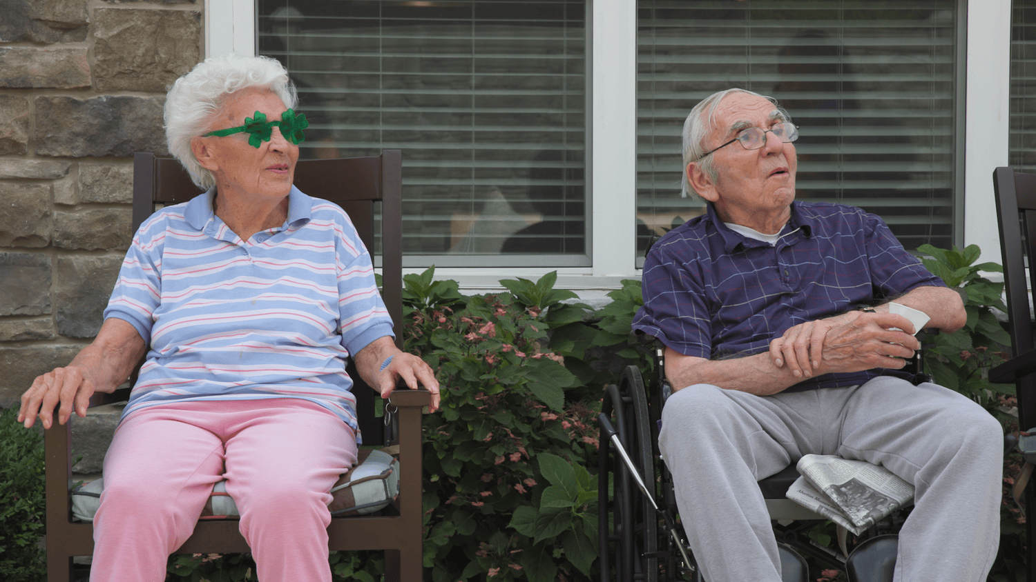 Arbor Terrace Marlton residents in the patio area