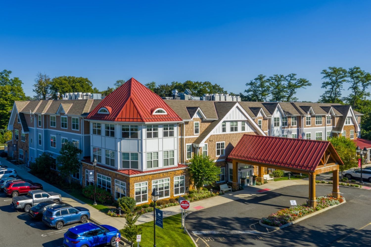 view of front entrance and parking lot of Arbor Terrace Monmouth community building