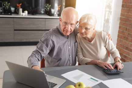 Arbor Terrace Marlton residents sitting at a desk looking at a computer