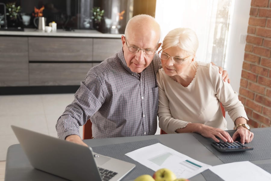 Arbor Terrace Marlton residents sitting at a desk looking at a computer