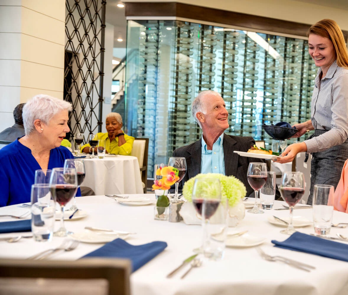 Arbor Terrace Marlton residents dining